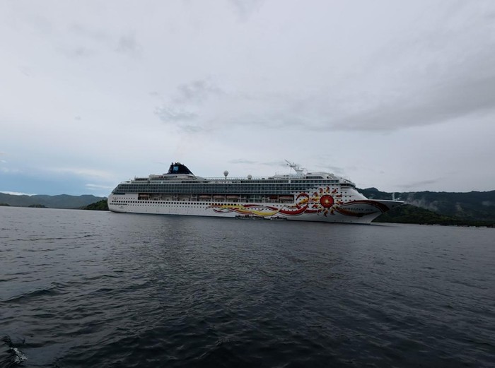 Kapal pesiar Ms Norwegian Sun bersandar di perairan Taman Nasional Komodo, Manggarai Barat, NTT, Sabtu (15/3/2025). (Dok. Kantor Imigrasi Kelas II TPI Labuan Bajo)