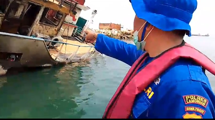 Kapal yang meledak di Perairan Lamongan