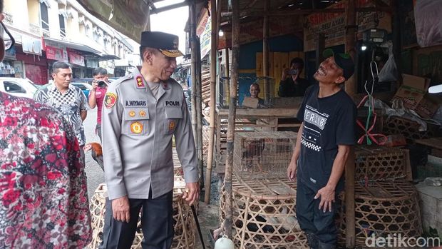 Kapolda Jabar Irjen Akhmad Wiyagus saat mengunjungi Pasar Cikurubuk Tasikmalaya
