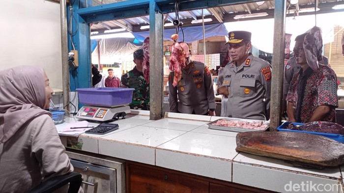 Kapolda Jabar Irjen Akhmad Wiyagus saat mengunjungi Pasar Cikurubuk Tasikmalaya