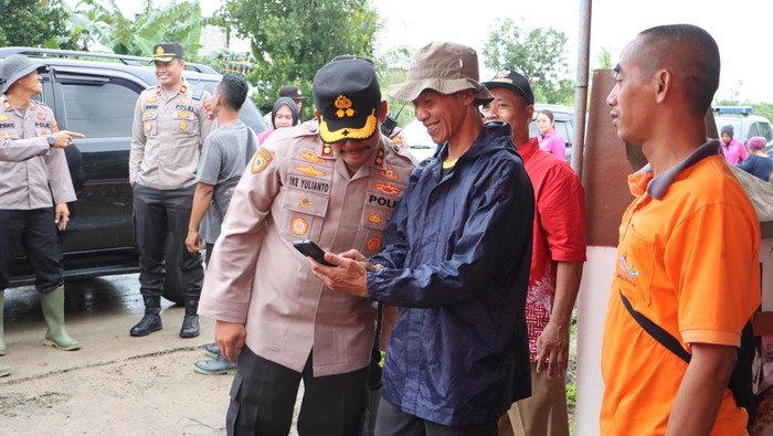 Kapolres Grobogan AKBP Ike Yulianto saat mengunjungi lokasi banjir. Foto diunggah Sabtu (15/3/2025).