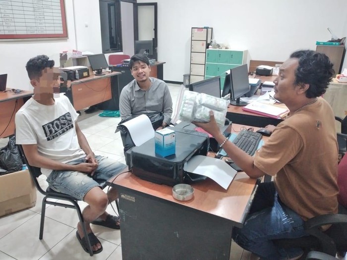Petugas meminta keterangan kepada kurir obat-obatan terlarang di Mapolresta Banyumas, Sabtu (15/3/2025).