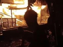 Sigapnya Polisi Gresik Bantu Padamkan Kebakaran Kandang Ayam Saat Tarawih