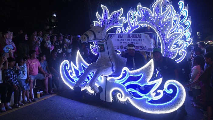 Peserta menabuh bedug saat mengikuti lomba Tabuh Bedug Sahur di Samarinda, Kalimantan Timur, Jumat (14/3/2025). Kegiatan yang diikuti sekitar 27 peserta dari berbagai daerah di Samarinda tersebut dalam rangka menyalurkan bakat kreativitas anak muda dan sebagai upaya mengisi syiar di bulan Ramadhan. ANTARA FOTO/M Risyal Hidayat/agr