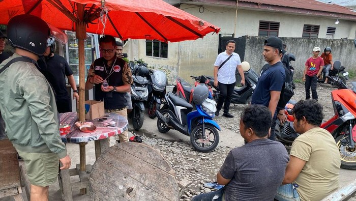 keterangan foto: Polrestabes Medan menangkap 2 pria di bantaran rel kereta api di Tembung saat menggerebek sarang narkoba (Dok. Istimewa)