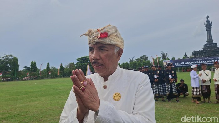 Ketua Majelis Desa Adat Bali, Ida Penglingsir Agung Putra Sukahet, saat diwawancarai detikBali, Sabtu (15/3/2025).