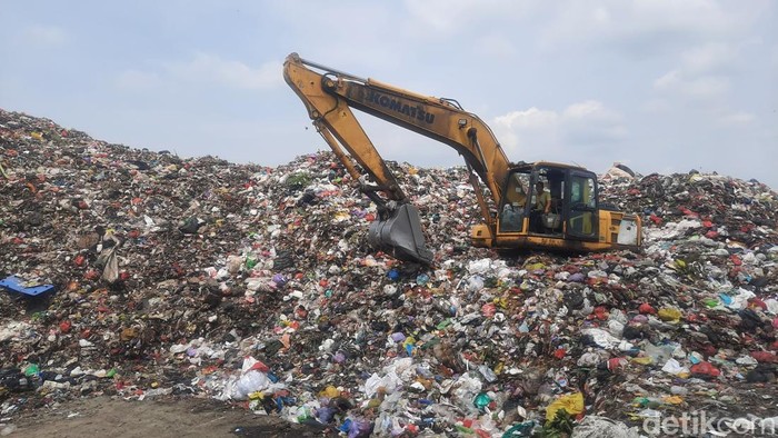 Kondisi terkini TPA Tanjungrejo Kecamatan Jekulo, Kudus yang overload, Sabtu (15/3/2025).