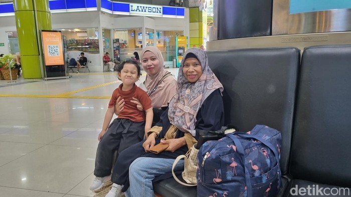 Lisa pilih curi start mudik di Stasiun Gambir (Taufiq Syarifudin/detikcom)