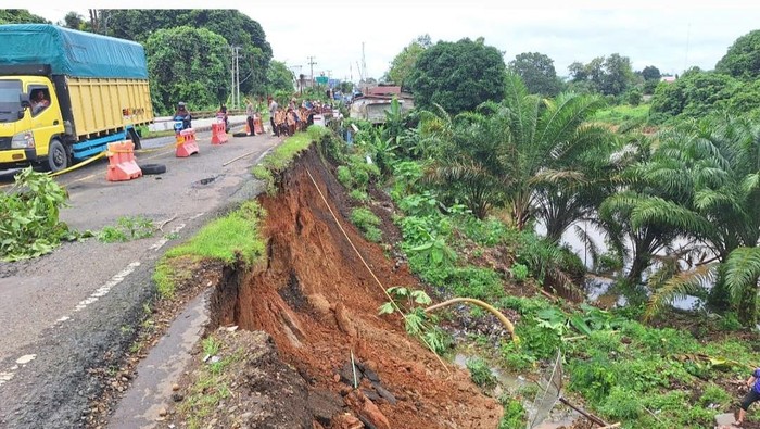 Longsor di bahu jalan di Muara Beliti akibat hujan deras yang melanda Musi Rawas