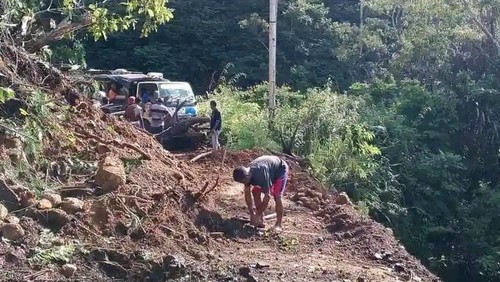 Longsor menutupi jalan penghubung Desa Ile Kerbau dan Desa Dori Pewut di Kecamatan Atadei, Lembata, NTT. (Istimewa)