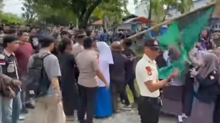 Massa HMI melakukan demonstrasi di depan kampus Stikes Bina Bangsa di Kecamatan Banggae Timur, Majene pada Rabu (12/3).