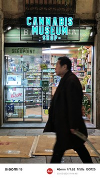 Manusia-manusia Barcelona Dipotret Xiaomi 15