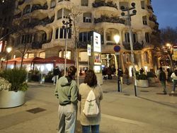 Memotret Aneka Gaya Orang di Barcelona, Makin Asyik Pakai Xiaomi 15