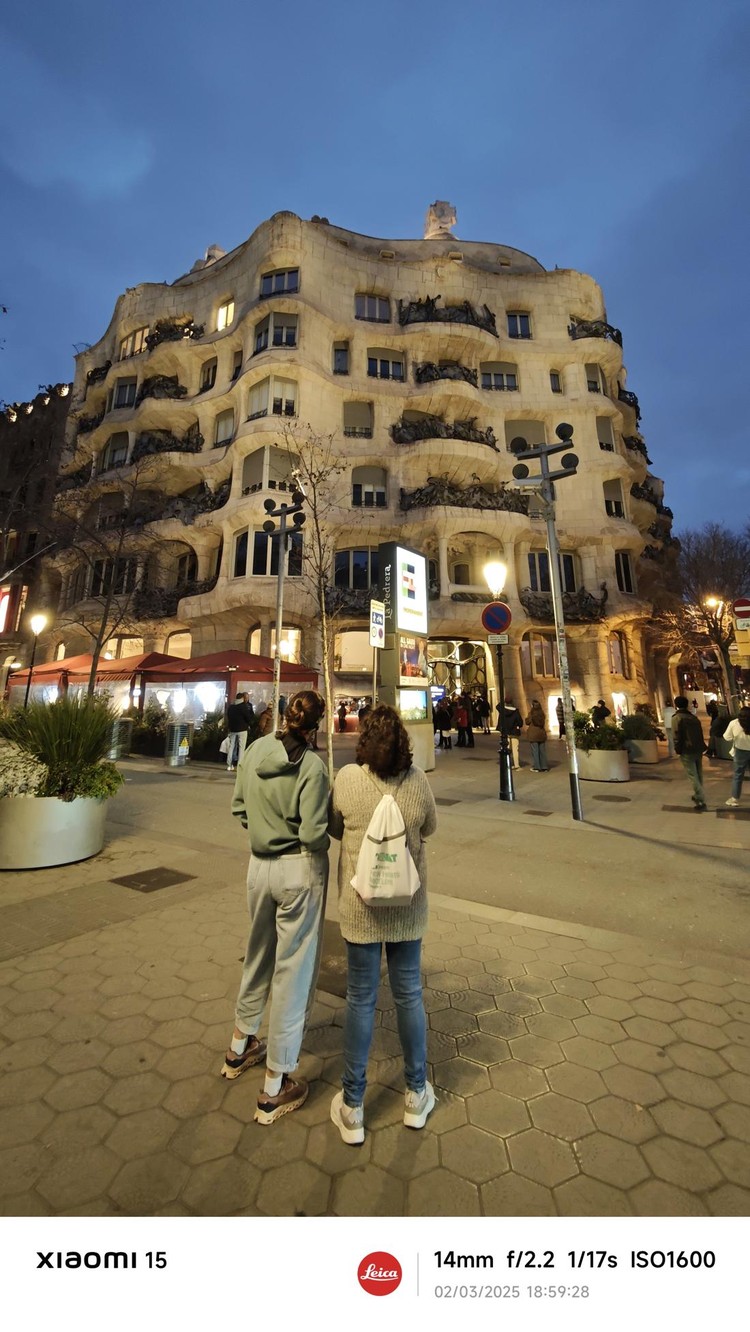 Manusia-manusia Barcelona Dipotret Xiaomi 15 Manusia-manusia Barcelona Dipotret Xiaomi 15