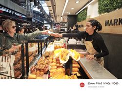 Memotret Aneka Gaya Orang di Barcelona, Makin Asyik Pakai Xiaomi 15