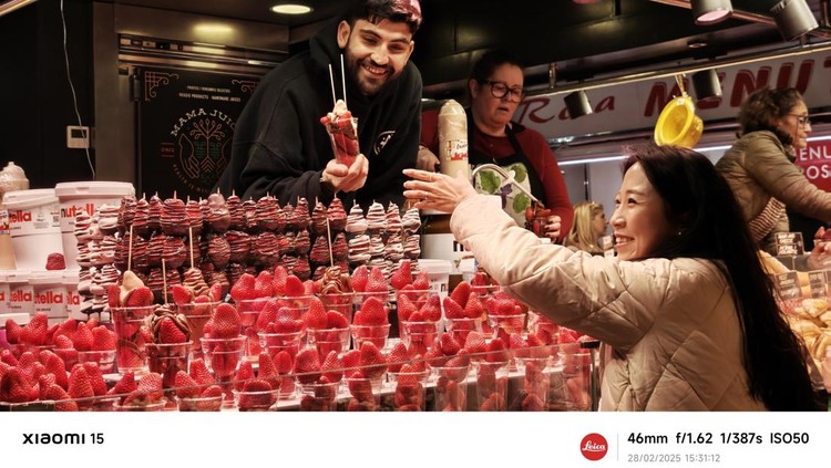 Manusia-manusia Barcelona Dipotret Xiaomi 15 Manusia-manusia Barcelona Dipotret Xiaomi 15