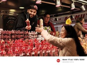 Memotret Aneka Gaya Orang di Barcelona, Makin Asyik Pakai Xiaomi 15
