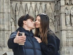 Memotret Aneka Gaya Orang di Barcelona, Makin Asyik Pakai Xiaomi 15