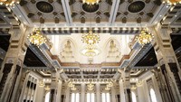 Daya tarik utama Masjid Sri Sendayan, yang menghabiskan biaya lebih dari RM 100 juta, adalah arsitekturnya dan bahan-bahan yang digunakan dalam konstruksinya. Beberapa bahan diterbangkan dari Mesir, Turki, Dubai, dan Maroko Juga sebagian besar fitur masjid dipesan khusus, termasuk ukiran kayu di dinding ruang sholat, pelapisan emas, ukiran, dan dinding ubin di dekat mimbar. (dok Masjid Sri Sendayana)