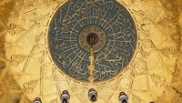 Bagian dalam kubah utama dihiasi dengan cat emas 24 karat lho. (dok Masjid Sri Sendayana)