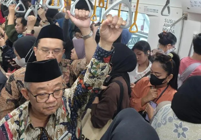 Menteri Pendidikan Dasar dan Menengah Abdul Muti naik kendaraan umum.