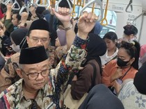 Menteri Abdul Muti Desak-desakan Naik Transportasi Umum