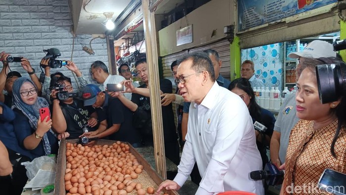 Menteri Perdagangan (Mendag) Budi Santoso meninjau langsung harga barang kebutuhan pokok di Pasar Jaya Ciracas, Kec. Ciracas, Jakarta Timur.