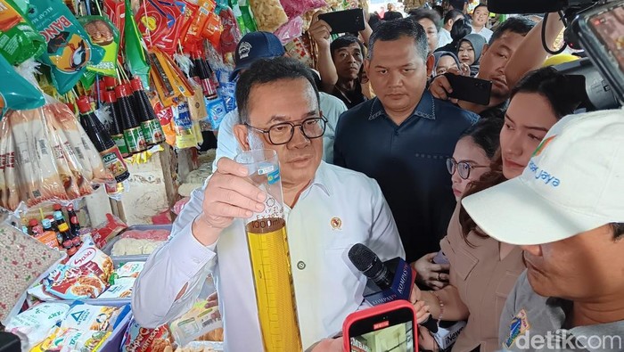 Menteri Perdagangan (Mendag) Budi Santoso meninjau langsung harga barang kebutuhan pokok di Pasar Jaya Ciracas, Kec. Ciracas, Jakarta Timur.