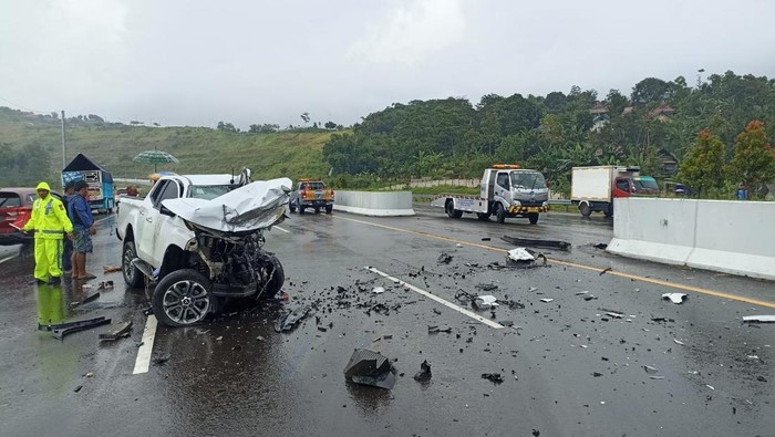 Mobil kecelakaan di Tol Cisumdawu.