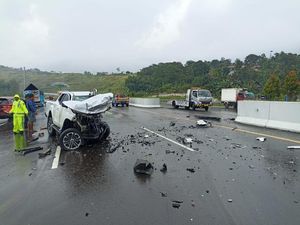 Video: Satu Mobil Hancur Seusai Kecelakaan di Tol Cisumdawu