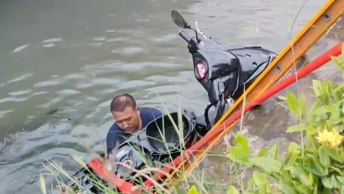 Sebuah motor tercebur ke saluran air perumahan di kawasan Cileungsi, Bogor, Jawa Barat.