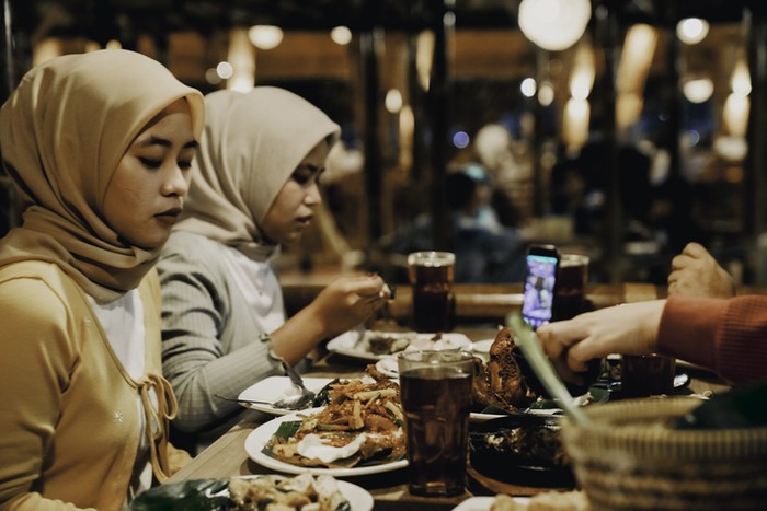 Muslim buka puasa