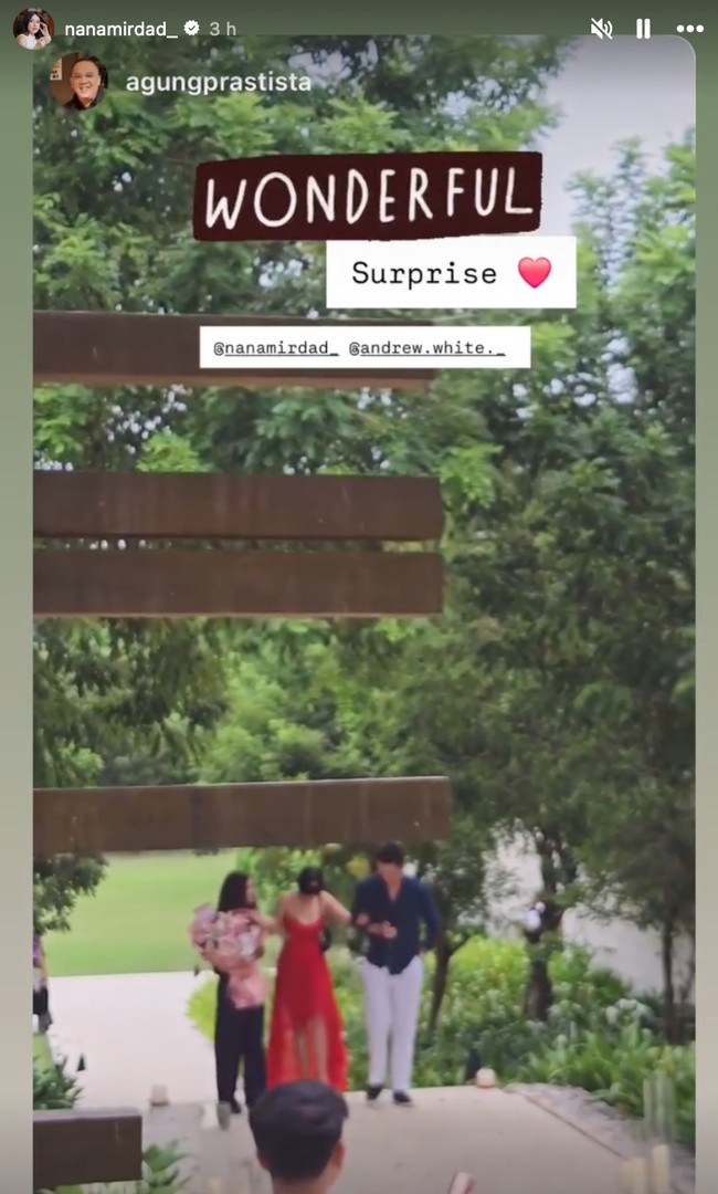 Selama menuju ke lokasi kejutan, mata Nana tampak ditutup mengenakan kain hitam. Ia pun berjalan dengan digandeng Andrew dan anak perempuannya, Sarah. Foto: Instagram/@nanamirdad_