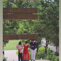 Selama menuju ke lokasi kejutan, mata Nana tampak ditutup mengenakan kain hitam. Ia pun berjalan dengan digandeng Andrew dan anak perempuannya, Sarah. Foto: Instagram/@nanamirdad_