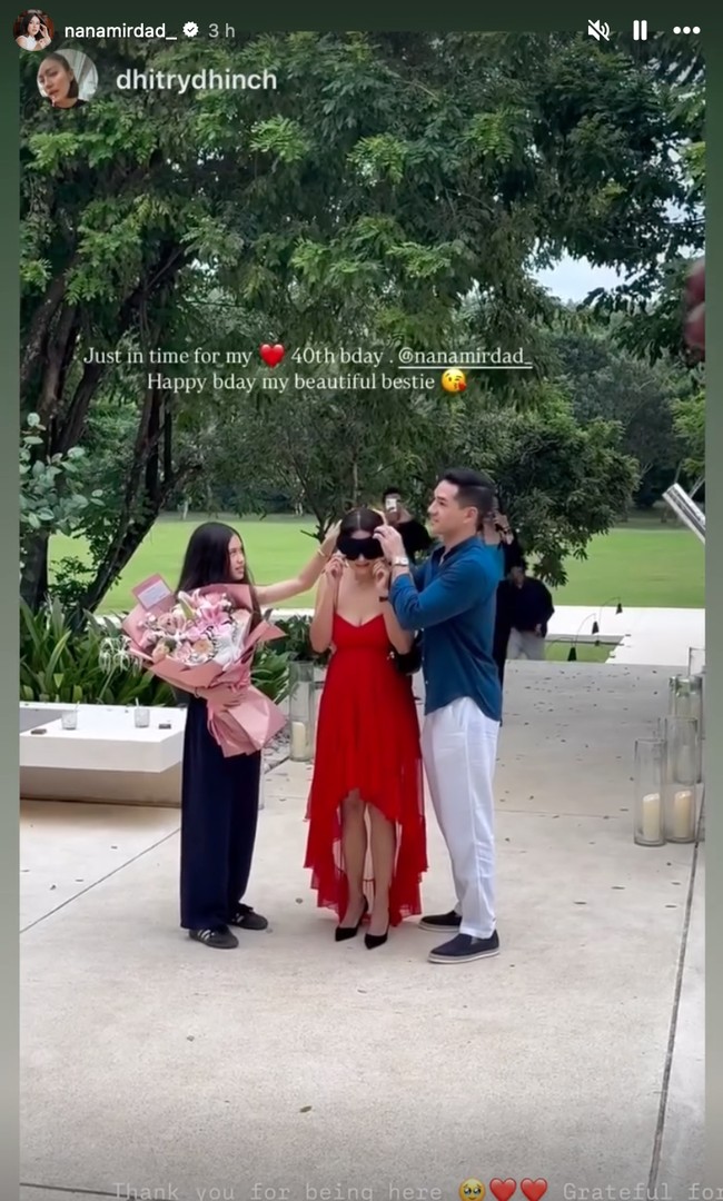 Sarah juga tampak membawakan buket bunga berwarna pink berukuran cukup besar yang diberikan untuk Nana. Nana sendiri awalnya mengira dirinya hanya akan dinner biasa untuk merayakan ultahnya tersebut. Foto: Instagram/@nanamirdad_