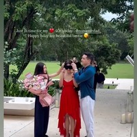 Sarah juga tampak membawakan buket bunga berwarna pink berukuran cukup besar yang diberikan untuk Nana. Nana sendiri awalnya mengira dirinya hanya akan dinner biasa untuk merayakan ultahnya tersebut. Foto: Instagram/@nanamirdad_