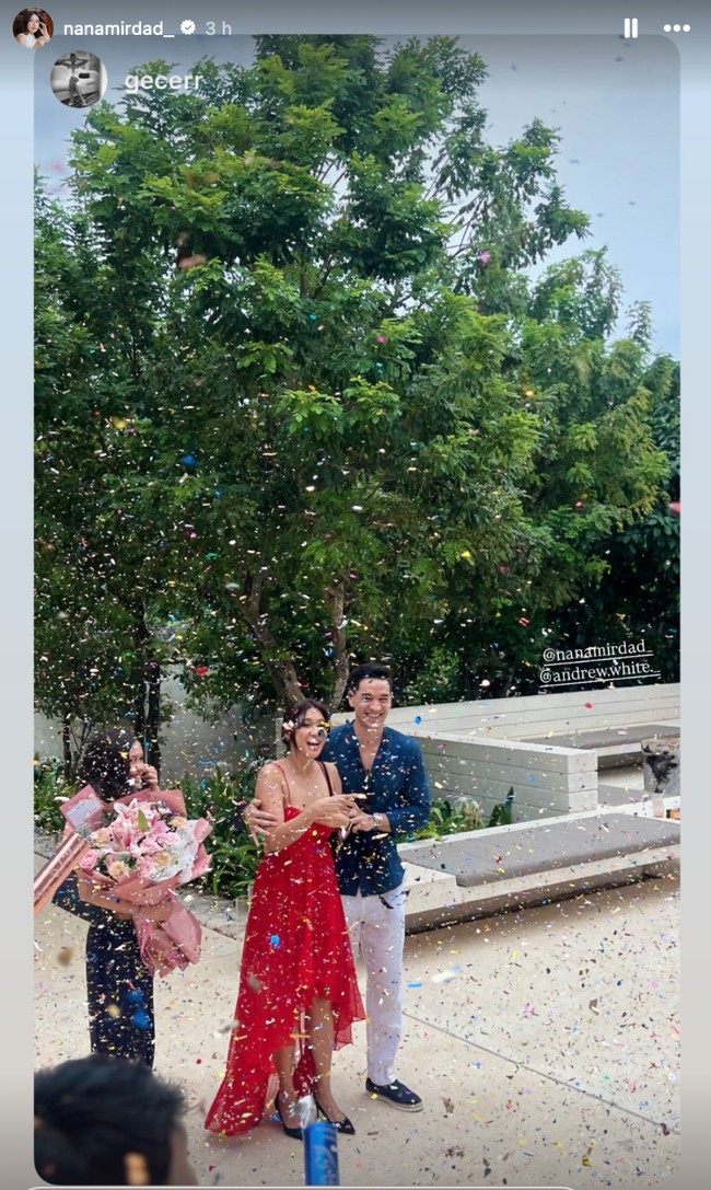 Setelah penutup matanya dilepas, Nana langsung dihujani dengan butiran kertas darii confetti. Kenakan dress merah asimetri dengan tali spaghetti, terlihat Nana yang terkejut sekaligus bahagia. Foto: Instagram/@nanamirdad_
