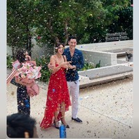 Setelah penutup matanya dilepas, Nana langsung dihujani dengan butiran kertas darii confetti. Kenakan dress merah asimetri dengan tali spaghetti, terlihat Nana yang terkejut sekaligus bahagia. Foto: Instagram/@nanamirdad_