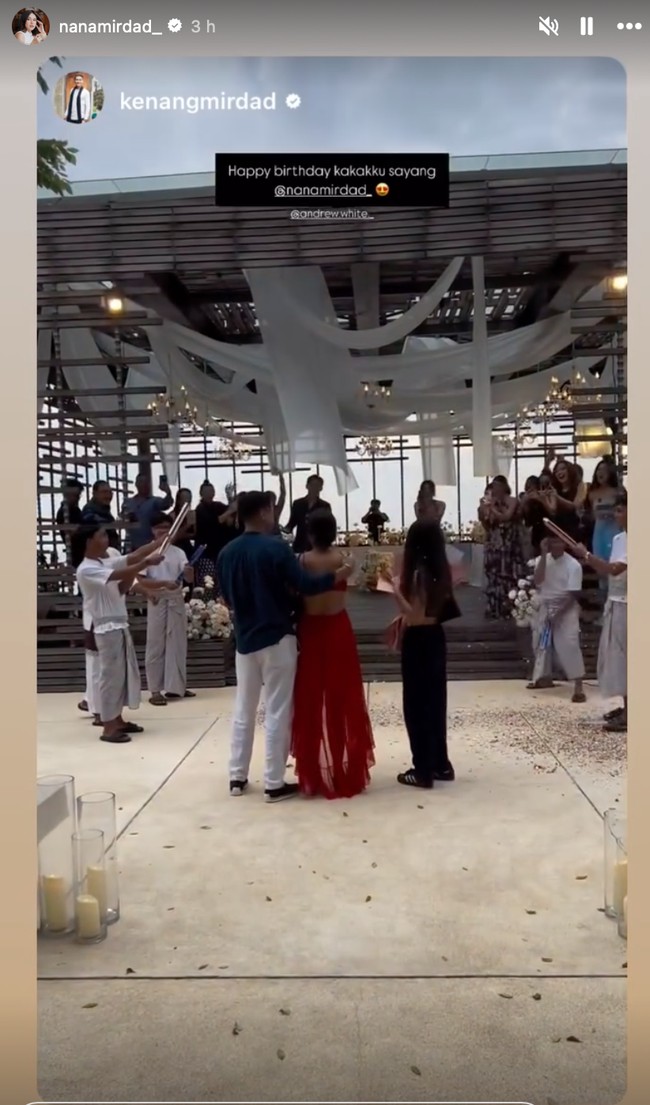 Rupanya di lokasi tempat kejutan perayaan ulang tahun Nana sudah hadir para anggota keluarga dan orang-orang terdekat Nana. Lokasi acara juga tampak sudah didekorasi dengan bunga-bunga dan kain berwarna putih. Foto: Instagram/@nanamirdad_