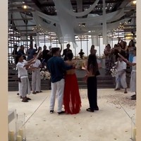 Rupanya di lokasi tempat kejutan perayaan ulang tahun Nana sudah hadir para anggota keluarga dan orang-orang terdekat Nana. Lokasi acara juga tampak sudah didekorasi dengan bunga-bunga dan kain berwarna putih. Foto: Instagram/@nanamirdad_