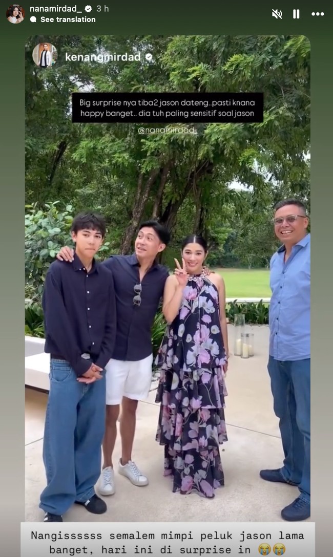 Putra pertama Nana yang berkuliah di Australia, Jason White,  juga ternyata hadir dan menjadi salah satu kejutan untuk Nana. Nana sendiri mengaku sama sekali tak mengetahui jika putranya itu akan pulang dan menghadiri acara kejutan ulang tahunnya. Foto: Instagram/@nanamirdad_