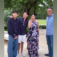 Putra pertama Nana yang berkuliah di Australia, Jason White,  juga ternyata hadir dan menjadi salah satu kejutan untuk Nana. Nana sendiri mengaku sama sekali tak mengetahui jika putranya itu akan pulang dan menghadiri acara kejutan ulang tahunnya. Foto: Instagram/@nanamirdad_