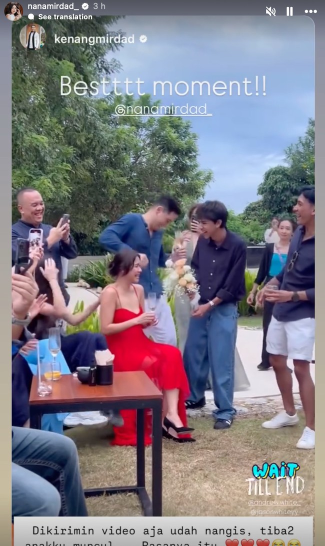 Melihat Jason yang tiba-tiba muncul sambil membawakan bunga, Nana tampak begitu kaget dan terharu. Ia juga langsung memeluk putranya tersebut. Foto: Instagram/@nanamirdad_