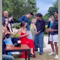 Melihat Jason yang tiba-tiba muncul sambil membawakan bunga, Nana tampak begitu kaget dan terharu. Ia juga langsung memeluk putranya tersebut. Foto: Instagram/@nanamirdad_