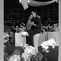 Di acara tersebut Nana juga tampak berdansa mesra dengan suaminya, Andrew White. Meski sudah 19 tahun menjalani bahtera rumah tangga bersama, namun keduanya memang selalu terlihat mesra dan harmonis. Tak heran jika banyak netizen yang juga mengidolakan pasangan artis yang satu ini. Foto: Instagram/@nanamirdad_