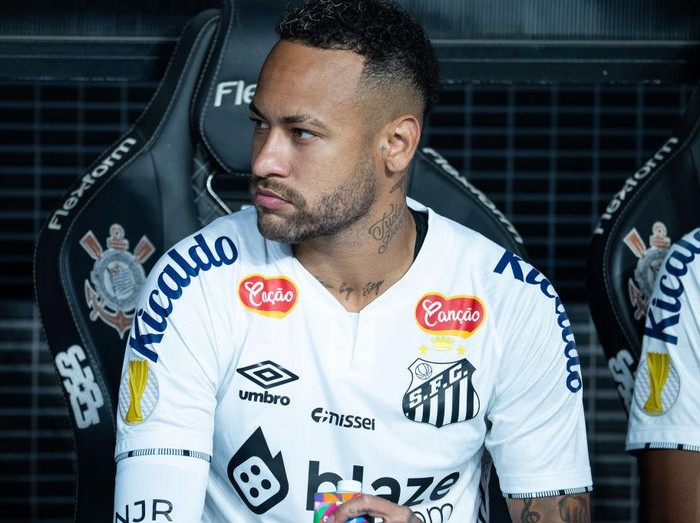 SAO PAULO, BRAZIL - MARCH 09, 2025: Neymar Jr. of Santos Futebol Clube before the Campeonato Paulista Semi-Final match between SC Corinthians Paulista and Santos Futebol Clube at Neo Quimica Arena. (Photo credit should read Rebeca Schumacker / GocherImagery/Future Publishing via Getty Images)