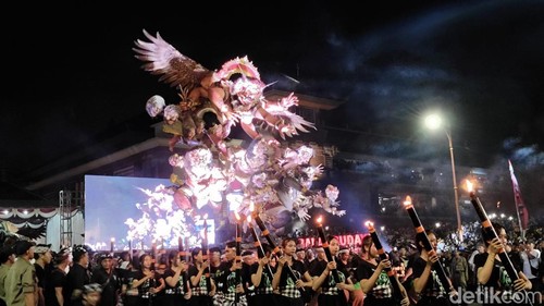 Ogoh-ogoh dari Desa Adat Bualu, Kecamatan Kuta Selatan, Badung, salah satu finalis yang tampil di Balai Budaya Giri Nata Mandala, Sabtu malam (15/3/2025). (Agus Eka/detikBali)