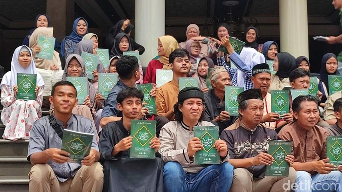 Para teman tuli di Kabupaten Ciamis yang senang mendapat Al-Quran isyarat.