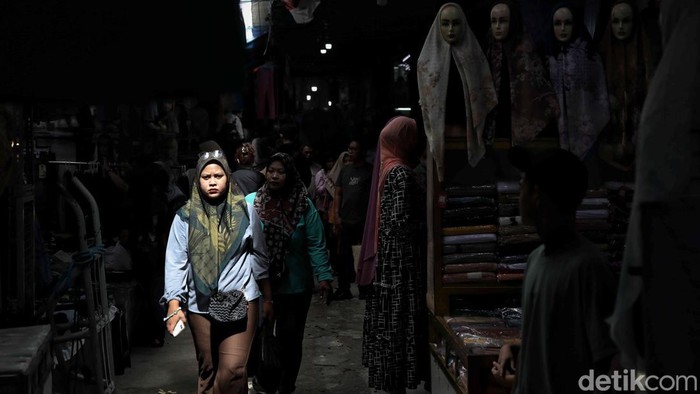 Sejumlah warga berbelanja di kawasan Blok F Pasar Tanah Abang, Jakarta Pusat, Sabtu (15/3/2025). Menjelang 2 minggu Idul Fitri, Pasar Tanah Abang kembali mulai ramai.