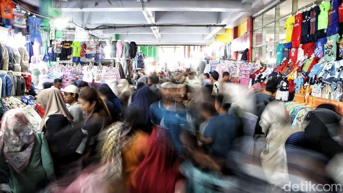 Sejumlah warga berbelanja di kawasan Blok F Pasar Tanah Abang, Jakarta Pusat, Sabtu (15/3/2025). Menjelang 2 minggu Idul Fitri, Pasar Tanah Abang kembali mulai ramai.